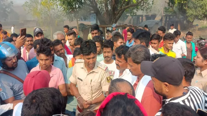 घटनास्थल पर पुलिस और लोगों की भीड़