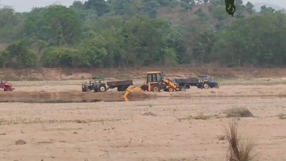 sand is being extracted in broad daylight and transported indiscriminately at night sand mafia roams through black thar