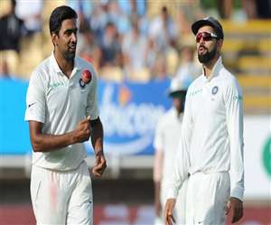 भारतीय स्पिनर आर अश्विन कप्तान कोहली के साथ (एपी फोटो)