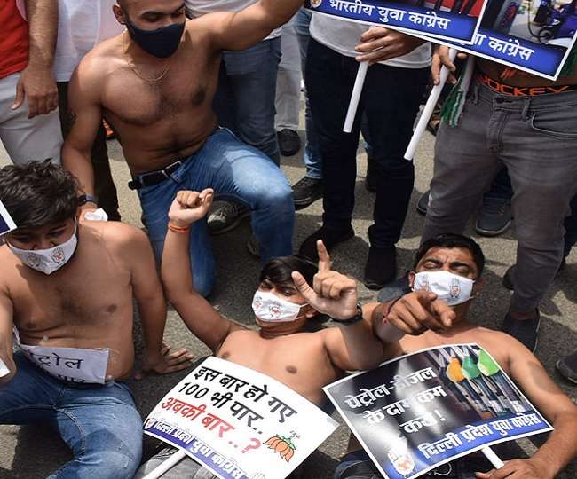 कर्नाटक में पेट्रोल पंप पर विरोध प्रदर्शन कर रहे कांग्रेस कार्यकर्ता