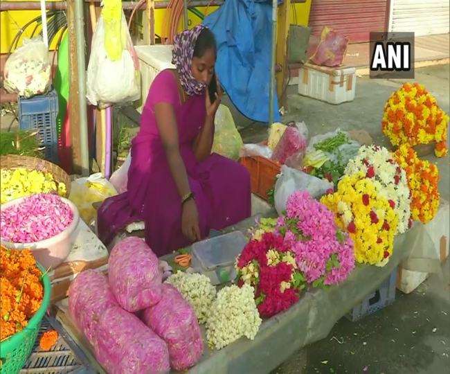 लाॅकडाउन के कारण किसानों को फूलों की खेती में लाखों का नुकसान हो रहा है।