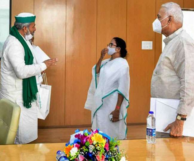 पश्चिम बंगाल की सीएम ममता बनर्जी से समर्थन मांगते टिकैत। प्रेट्र