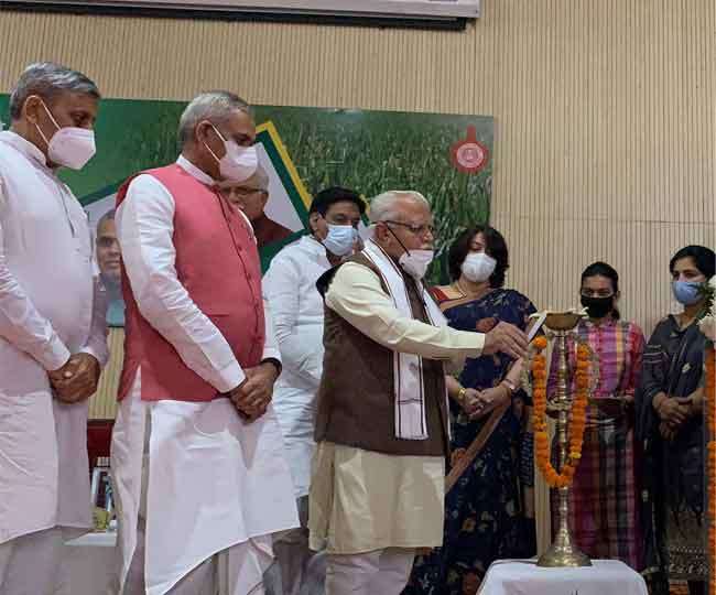 उन्नतिशील किसान कार्यशाला का शुभारंभ करते हरियाणा के सीएम मनोहर लाल, साथ हैं गुजरात के राज्यपाल आचार्य देवव्रत व अन्य।