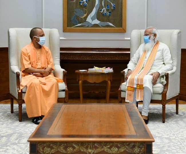 दिल्ली में बढ़ा सियासी पारा, पीएम मोदी से मिले योगी।(फोटो: एएनआइ)