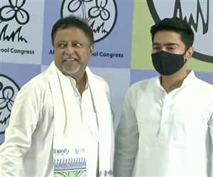 मुकुल के साथ उनके बेटे व पूर्व विधायक शुभ्रांशु रॉय भी तृणमूल में शामिल हो गए।