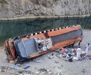 पाकिस्तान: बस दुर्घटना में मारे गए 20 मुस्लिम श्रद्धालु (Photo Credit: AP)