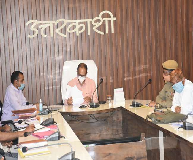 garhwal commissioner ravinath raman gave instruction to establish disaster control room in all tehsils