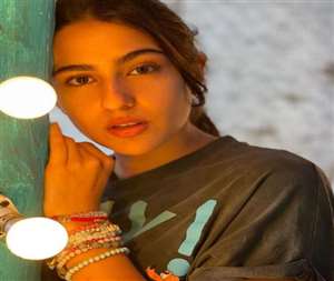 Sara Ali Khan chill in swimming pool. photo source @saraalikhan95 instagram.