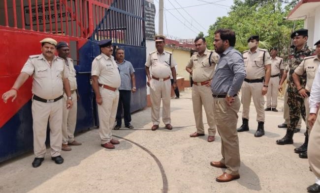 HAJIPUR: डीएम और एसपी ने अधिकारियों के साथ हाजीपुर मंडलीय कारागार में मारा छापा