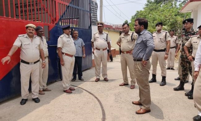 HAJIPUR: डीएम और एसपी ने अधिकारियों के साथ हाजीपुर मंडलीय कारागार में मारा छापा HAJIPUR: डीएम और एसपी ने अधिकारियों के साथ हाजीपुर मंडलीय कारागार में मारा छापा