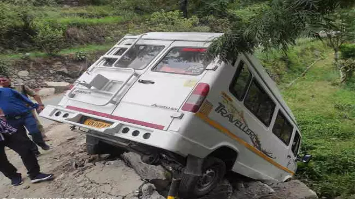 केदारनाथ जा रहे मध्यप्रदेश के तीर्थयात्रियों का वाहन मयाली के पास स्टेयरिंग फेल होने से सड़क से नीचे उतर गया।
