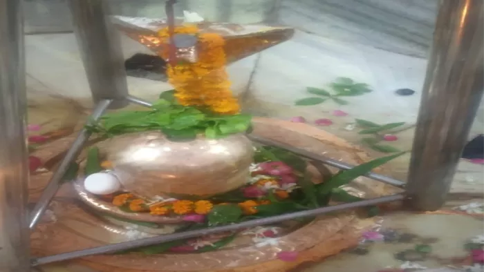 प्रयागराज के मंदिर में शरारती तत्वों ने मंदिर में अंडा रखकर अमन चैन को बाधित करने का प्रयास किया।