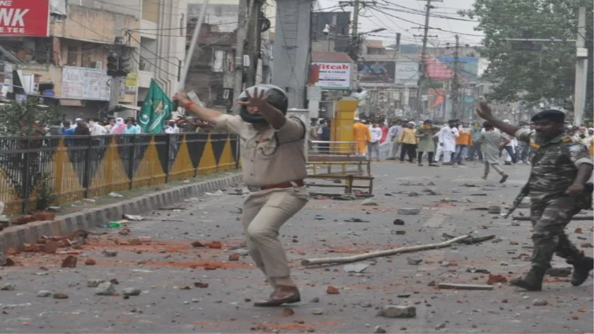 Ranchi Violence: जानिए, एसएसपी और डीसी ने कैसे नियंत्रित किया रांची में  हिंसक उपद्रव.... अब क्या कर रही पुलिस - Ranchi Communal Violence: How SSP  Surendra Kumar Jha And DC Chhavi Ranjan