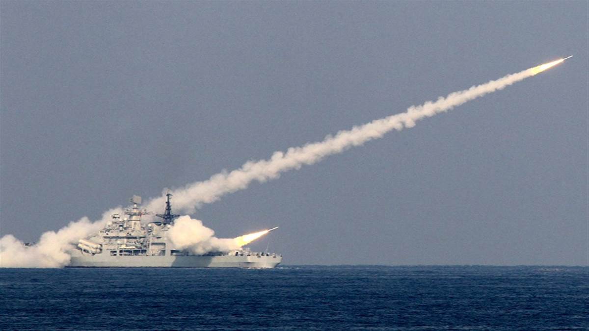 https://www.jagranimages.com/images/newimg/11062022/11_06_2022-russian_ship_22794284.jpg