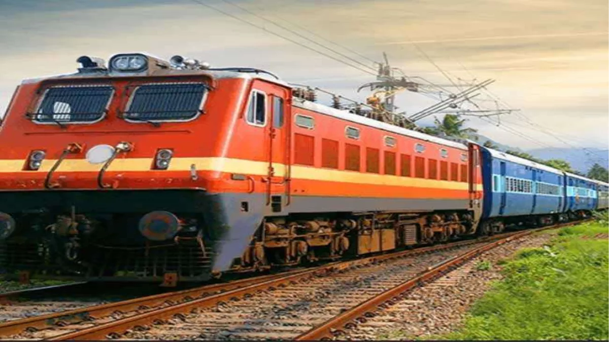 Robbery in BareillyAligarh Passenger Train बरेलीअलीगढ़ पैसेंजर ट्रेन