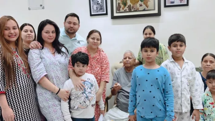 लालू प्रसाद यादव ने अपने परिवार के साथ काटा केक। जागरण