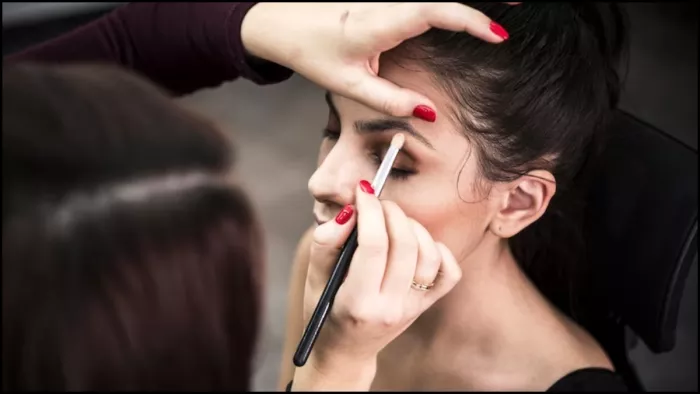 गर्मियों में मेकअप को ऐसे बनाएं स्वेट प्रूफ