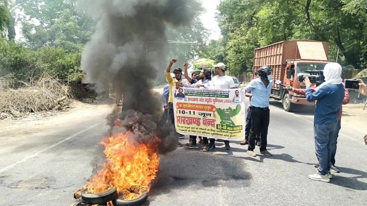 Jamshedpur: नियोजन नीति के विरोध में छात्रों ने टायर जलाकर किया सड़क को जाम, घंटों फंसे रहे स्कूली छात्र