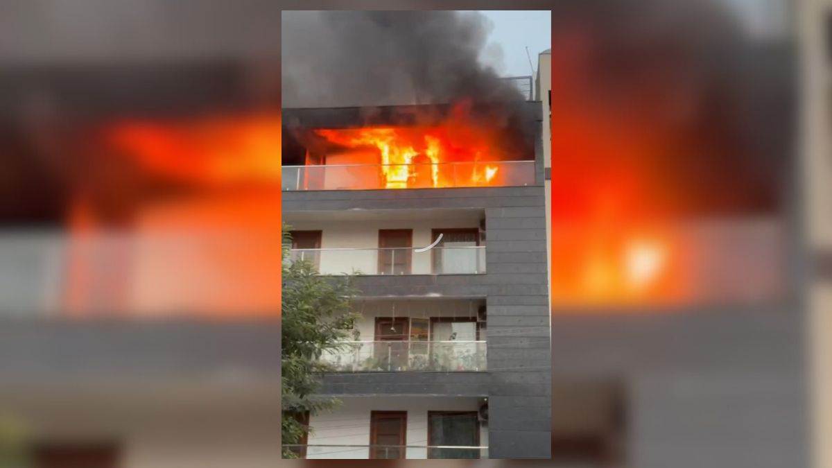 ncr ac in badshahpur house caught fire within no time the entire building was engulfed controlled with the help of police and fire brigade