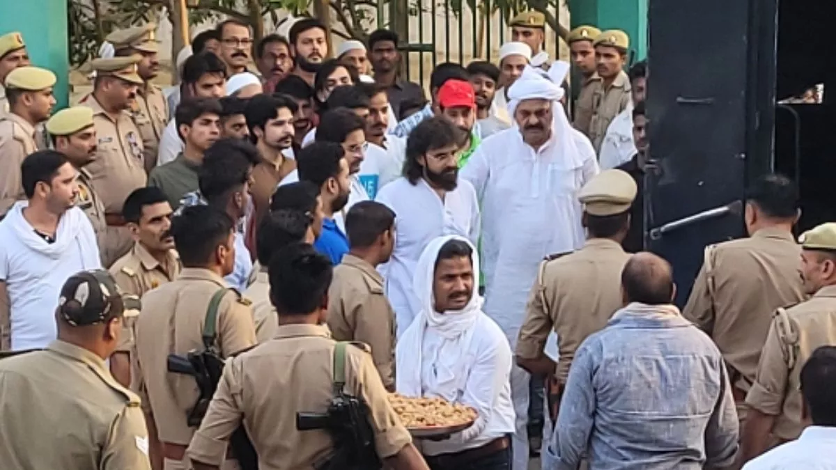 अब्बास अंसारी ने कब्रिस्तान पहुंचकर मुख्तार की कब्र पर पढ़ा फातिहा, भारी संख्या में पुलिस फोर्स रही तैनात