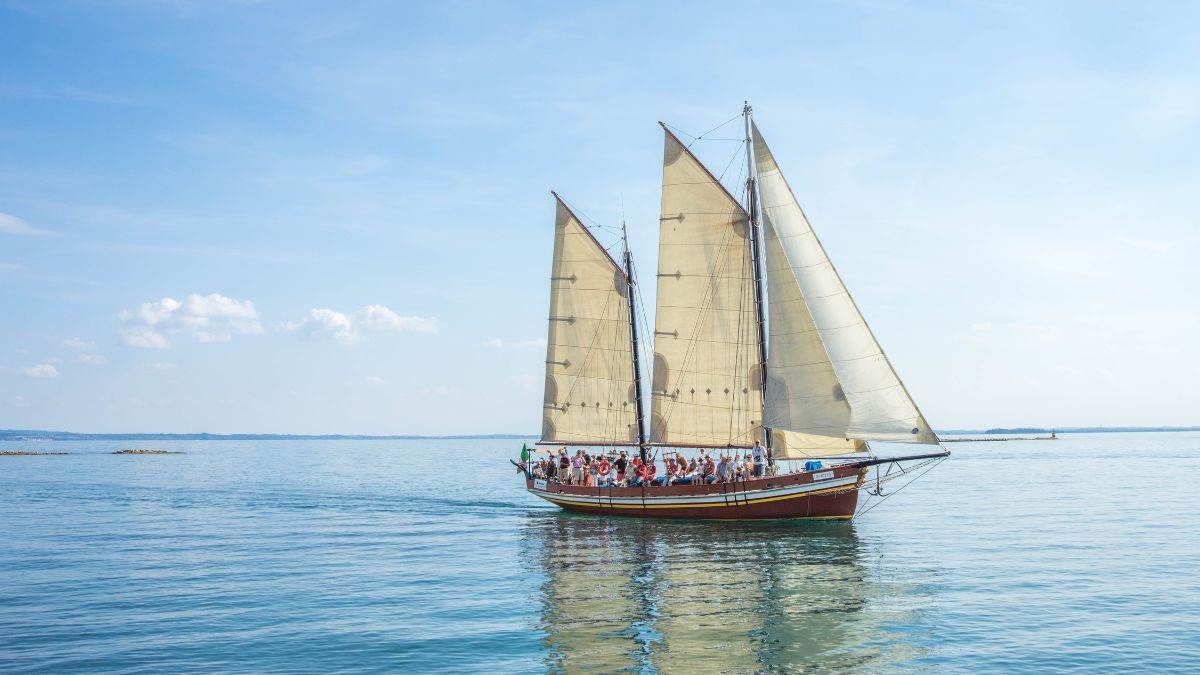 https://www.jagranimages.com/images/newimg/11062024/11_06_2024-boat_sink_yemen_23737097.jpg