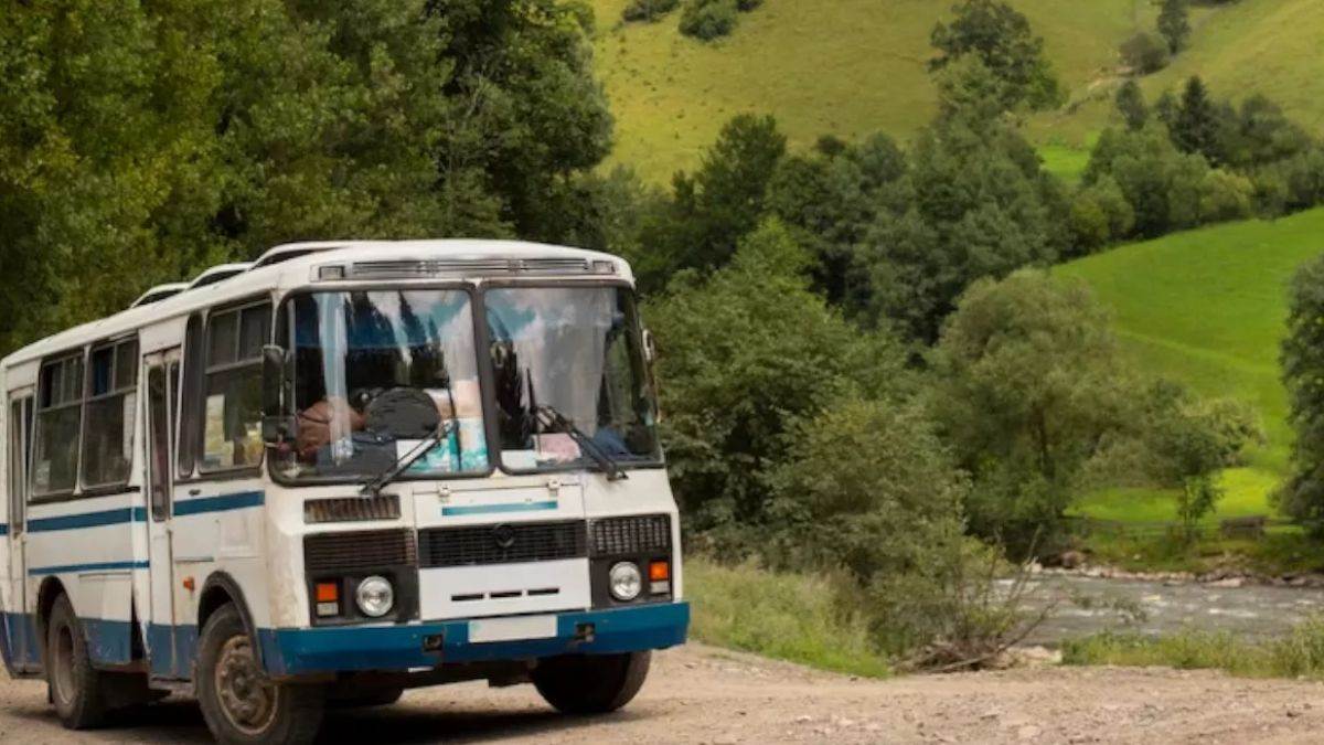 https://www.jagranimages.com/images/newimg/11062024/11_06_2024-delhi_leh_bus_23736589_114638418.jpg