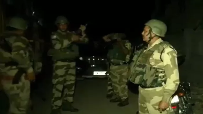 कठुआ के हीरानगर में आतंकियों और सुरक्षाबलों के बीच मुठभेड़ शुरू ।