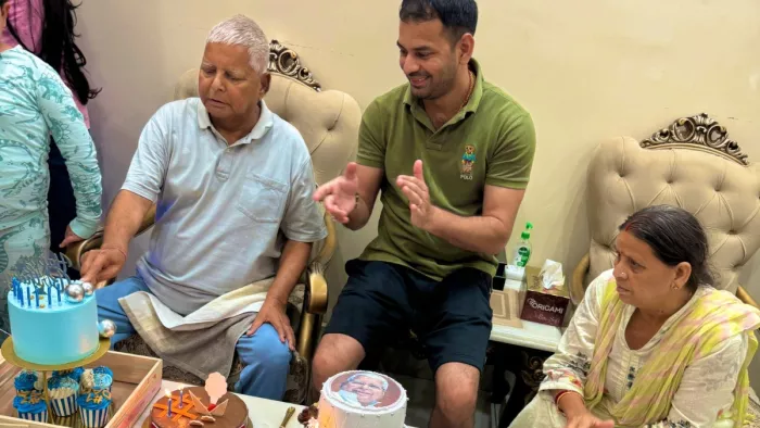 77वीं जन्मतिथि पर लालू ने परिवार के साथ काटा 77 पाउंड का केक (फोटो- एक्स)