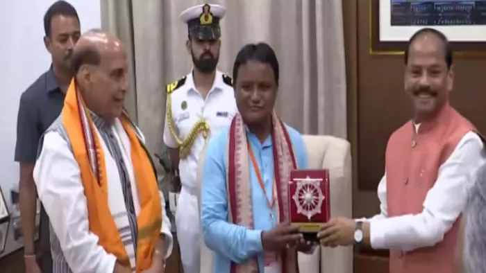 राज्यपाल से मुलाकात कर सरकार बनाने का दावा पेश करते मोहन चरण माझी
