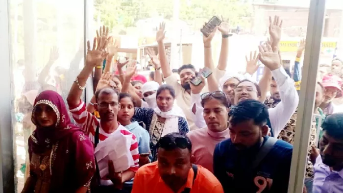 शिवखोड़ी में भोले बाबा के दर्शन करने के लिए उमड़ी श्रद्धालुओं की भीड़ (फाइल फोटो)