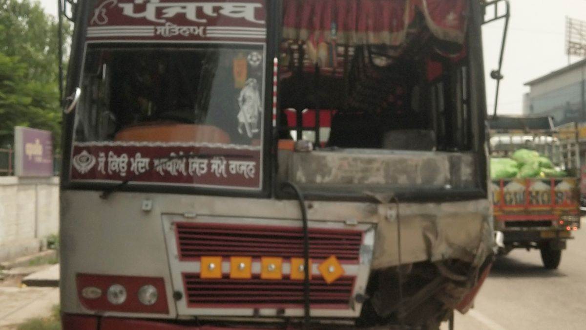 fatal accident mahindra pickup collides with bus one dead