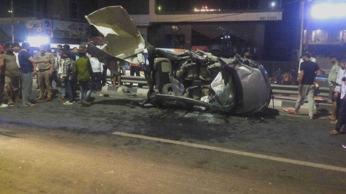 agra news car accident on agra delhi highway drivers injured