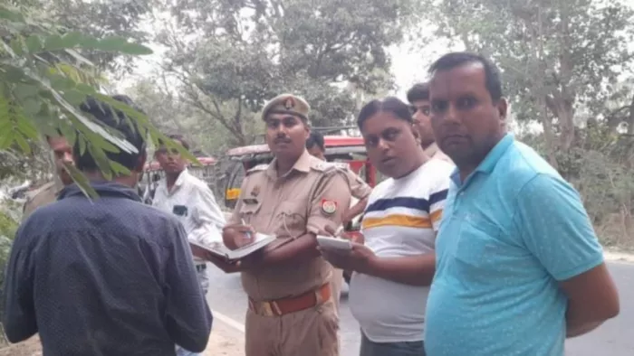 पयागपुर के झाला तरहर के पस चीनी व्यापारी से हुई लूट के बाद जानकरी लेती पुलिस।- जागरण
