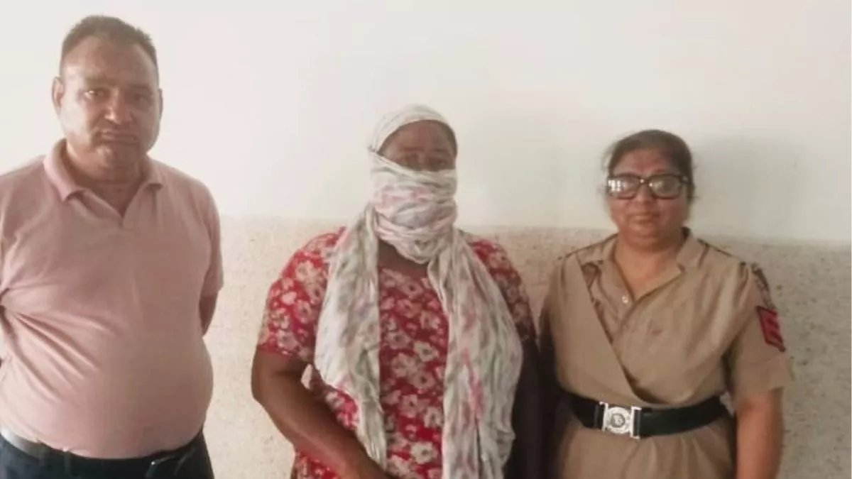काले रंग की प्लास्टिक में ले जा रही थी कुछ ऐसा, पुलिस को आता देख फेंक कर भागने लगी; जब लिफाफा खोला तो...