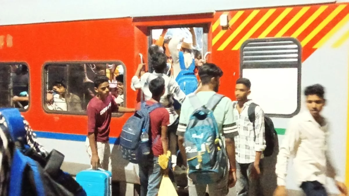 Railway News:  एक तरफ भीड़...ऊपर से भीषण गर्मी, AC बोगी तक पहुंचने के लिए यात्री बहा रहे पसीना