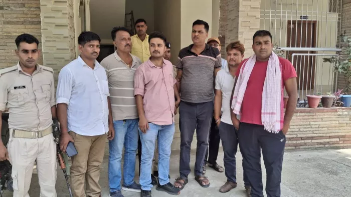सब इंस्पेक्टर विजय कुमार को पांच हजार रिश्वत लेते हुए दबोचा। (जागरण)