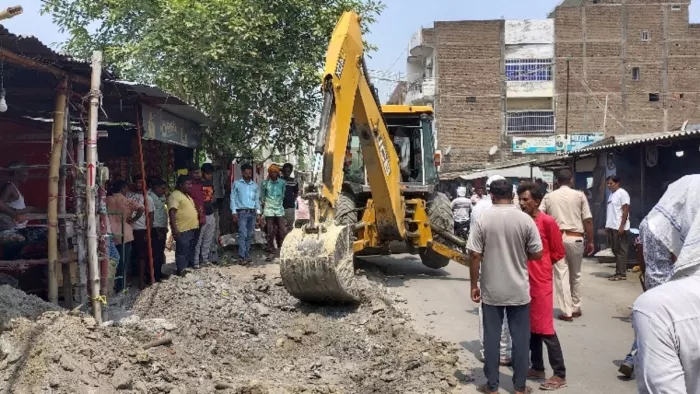 बड़हरीया में अतिक्रमण को लेकर प्रशासन का चला बुलडोजर। (जागरण)
