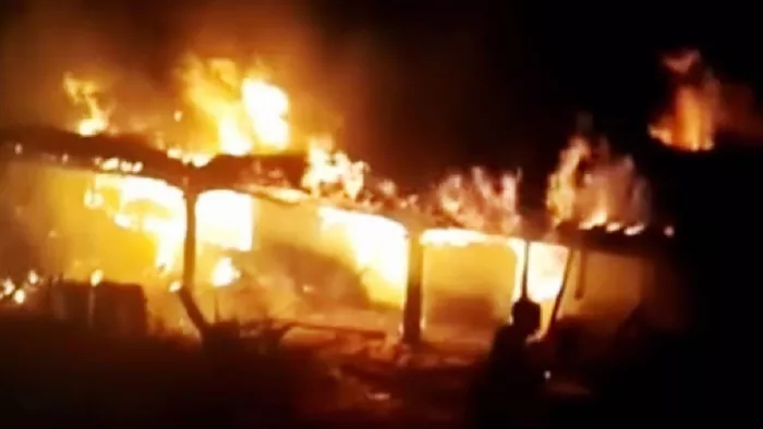 लाटी के पचोड में आग लगने पर जलता मवेशियों का बाड़ा