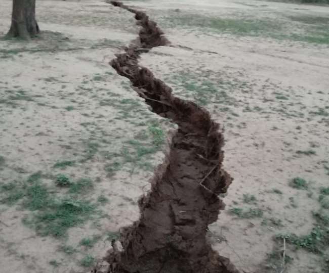 Haryana Land Crack: हरियाणा के नारनौल में चौंकाने वाली घटना, रहस्यमय ढंग से कई किलोमीटर तक फटी जमीन