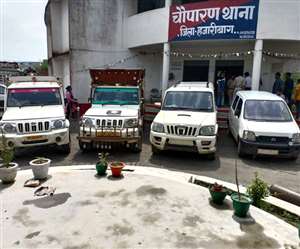 Jharkhand News चौपारण थाना में जब्त किए गए चोरी के वाहन। जागरण।