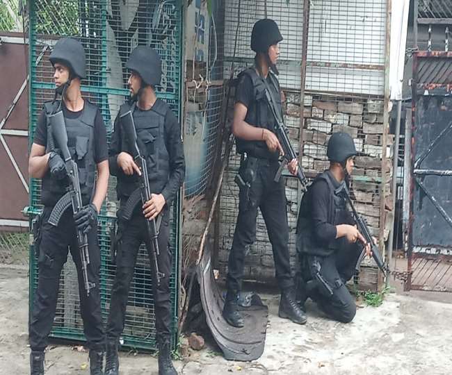मकान को उत्तर प्रदेश एटीएस की तीन टीमों ने घेरा है।