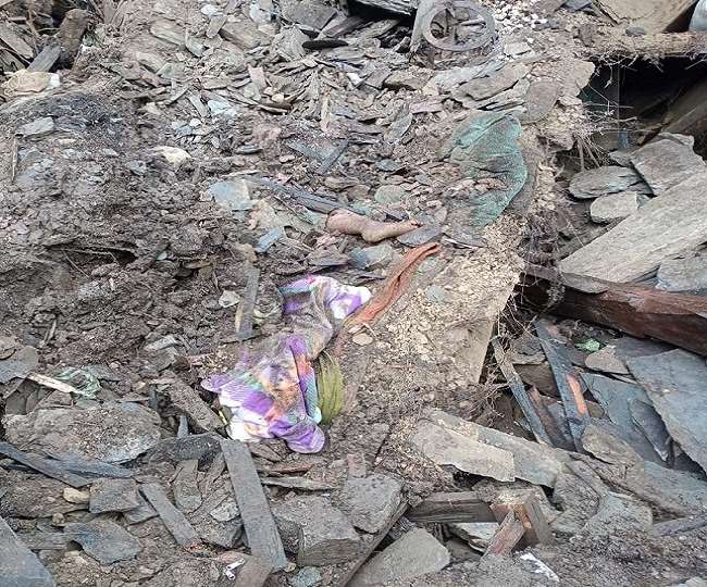 उत्‍तराखंड में बारिश का कहर, घर पर पहाड़ से गिरा मलबा, पति-पत्नी समेत आठ साल के बच्चे की मौत