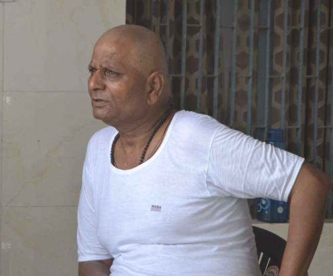 परिवार के सात लोगों के अंतिम संस्कार के बाद गमगीन बैठे अशाेक गोयल।