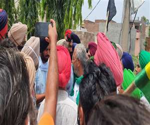 राजपुरा में भाजपा की बैठक में किसानाें का हंगामा। (जागरण)