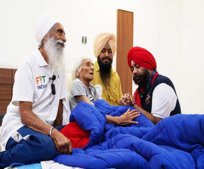 अस्पताल में मान कौर से मिलने पहुंचे समाजसेवी बॉबी सिंह।