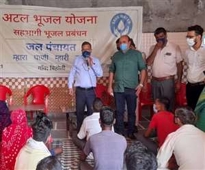 पानीपत के बिहोली में जल पंचायत के गठन के दौरान मौजूद विशेषज्ञ और गांव के लोग।