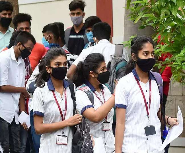 कोरोना के तीसरी लहर की संभावनाओं के बीच कई राज्यों में स्कूल दोबारा खोलने पर कर रहे विचार