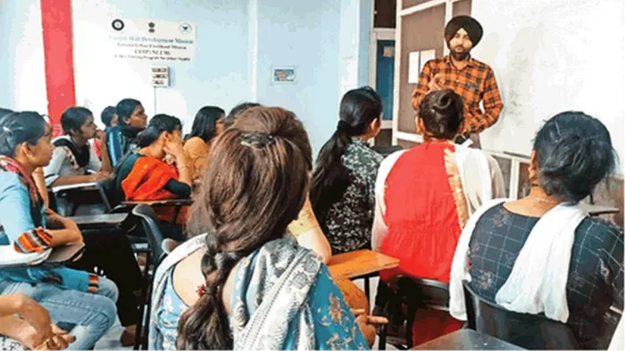 युवकों के साथ बातचीत करते हुए ब्लाक मैनेजर सुरिंदर सिंह। (जागरण)