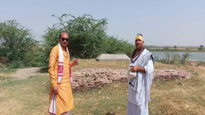कोसीकलां में प्राचीन बिहारी जी मंदिर की जगह पर बनाए गए मजार की जानकारी देते धर्म रक्षा संघ के पदािधकारी।