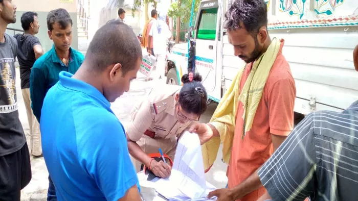 रजनीश का शव होने की सूचना पर अस्पताल पहुंचे स्वजन। जागरण